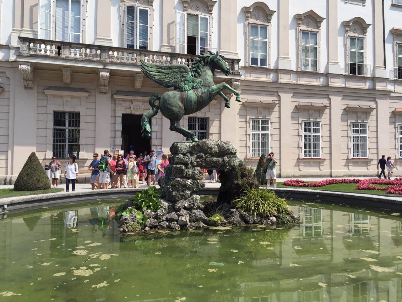 【余教授奧地利鄉(xiāng)村行:音樂之聲把游客帶到了薩爾斯堡】 【余教授奧地利鄉(xiāng)村行:音樂之聲把游客帶到了薩爾斯堡】