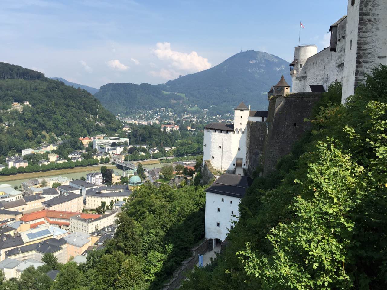 【余教授奧地利鄉(xiāng)村行:音樂之聲把游客帶到了薩爾斯堡】 【余教授奧地利鄉(xiāng)村行:音樂之聲把游客帶到了薩爾斯堡】